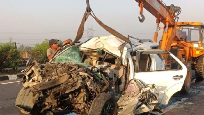 आगरा लखनऊ एक्सप्रेस- वे पर ट्रक में घुसी कार, दो गंभीर रूप से हुए घायल