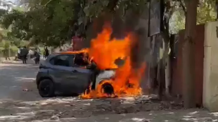 Gurugram Car Fire: गुरुग्राम में कार बनी आग का गोला, देखते ही देखते हो गई खाक