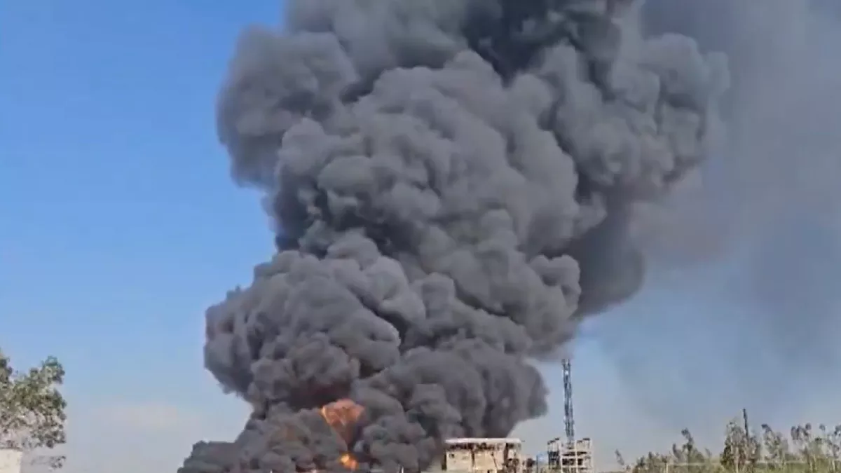 Chemical Factory Fire: डेराबस्सी की एक केमिकल फैक्ट्री में लगी भीषण आग, आसमान में छाया काले धुएं का गुबार