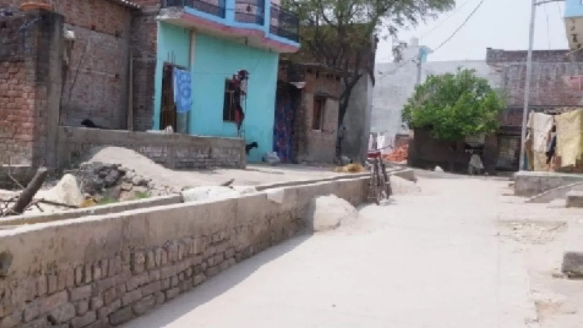 यूपी के इस गांव में घर से ऊंची बना दी नाली, अब पानी निकले कैसे? निर्माण में लगे लाखों रुपये बर्बाद