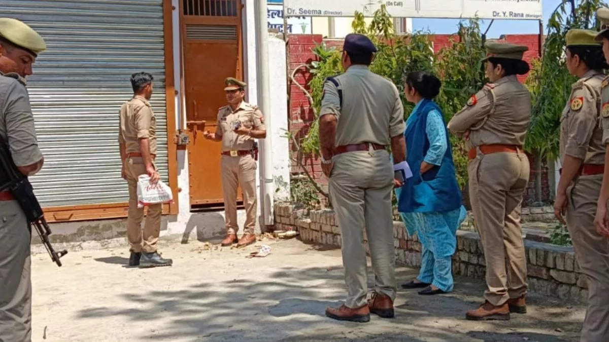 Meerut News: जब अवैध ढंग से चल रहे होटल में पुलिस टीम संग अचानक पहुंचे अधिकारी, देखा... SDM ने तुरंत कराया सील