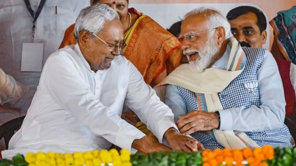 'ये क्या हो गया' नीतीश कुमार ने मुस्कुराते हुए छुए PM मोदी के पैर, तेजस्वी रह गए हैरान; देखिए VIRAL VIDEO