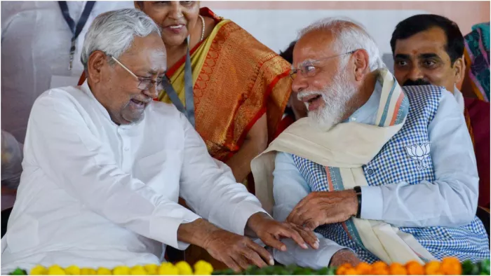 नीतीश कुमार ने छुए PM मोदी के पैर, मीसा भारती बोलीं- अब देखना होगा कि दोनों में से...