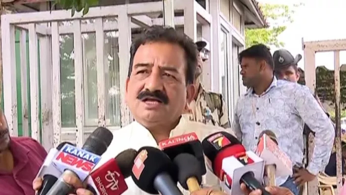 मीडिया से बात करते बरगढ़ जिला अध्यक्ष और पूर्व सांसद प्रभास सिंह