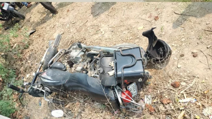 मैजिक से टक्कर के बाद क्षतिग्रस्त बाइक।