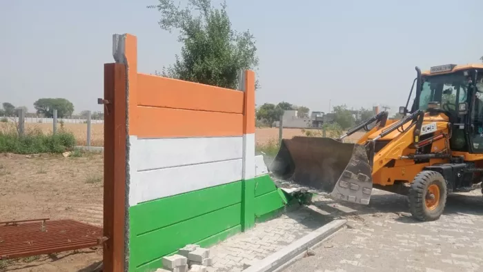 रेवाड़ी में अवैध निर्माण पर गरजा बुलडोजर। जागरण फोटो