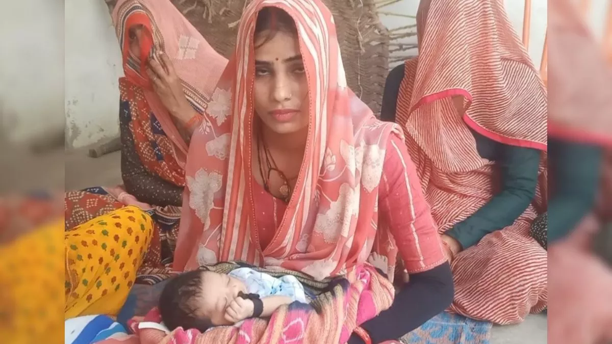 सड़क किनारे कपड़े से आ रही थी बच्चे की आवाज, शख्स ने कपड़ा खोलकर देखा तो रह गया दंग