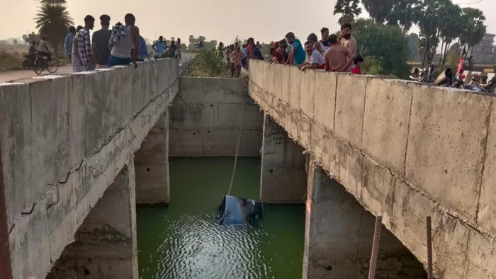 गया में तालाब में गिरी स्कॉर्पियो (जागरण)