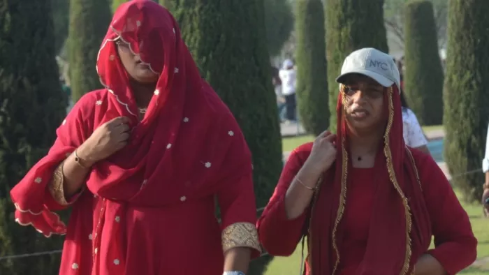 Agra Weather News: ताजमहल में तेज धूप से बचने का प्रयास करतीं पर्यटक। जागरण
