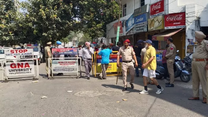 पूर्व कैबिनेट मंत्री मनोरंजन कालिया के घर के बाहर तैनात पुलिस बल