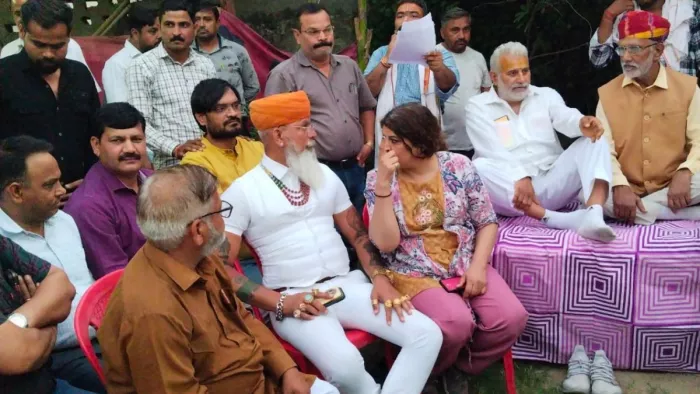 गढ़ी रामी में बैठक करते क्षत्रिय करणी सेना के राष्ट्रीय अध्यक्ष डा. राज शेखावत व मौजूद अन्य। सौ. संस्था