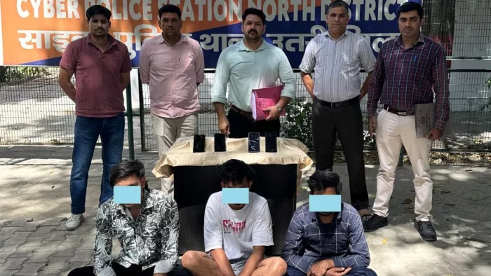 पुलिस की गिरफ्त में आरोपित व बरामद मोबाइल फोन। सौजन्य दिल्ली पुलिस।