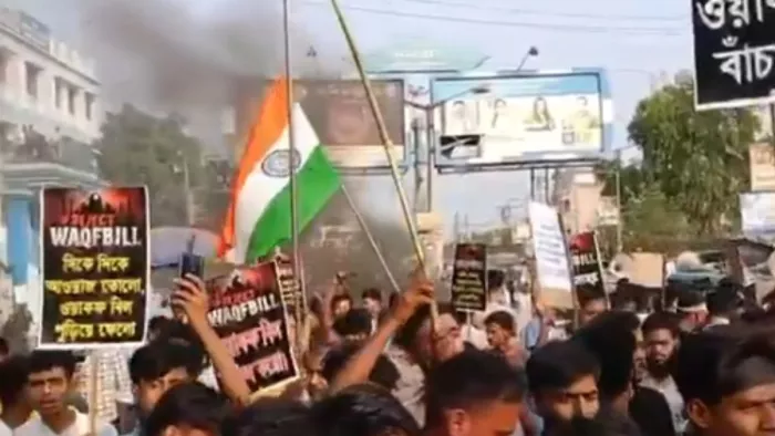 वक्फ संशोधन विधेयक को लेकर बंगाल के मुस्लिम बहुल मुर्शिदाबाद जिले में तनाव।