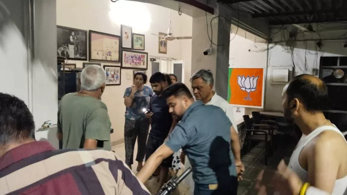 बीजेपी नेता मनोरंजन कालिया के घर पर पुलिस की टीम पहुंची। (जागरण)
