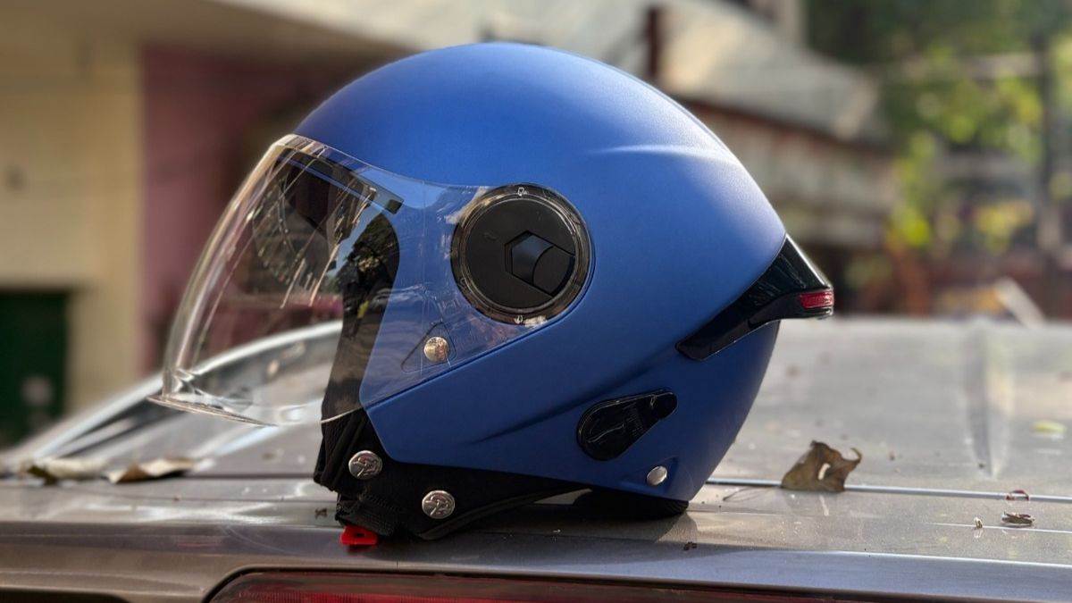 https://www.jagranimages.com/images/newimg/08042025/08_04_2025-steelbird_sbh_64_zip_rf_helmet_23914304.jpg