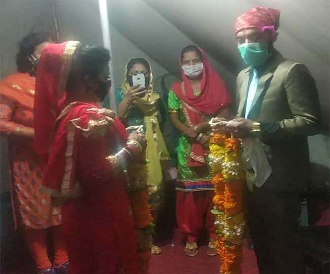 अनोखी शादियां: बॉर्डर पर ही दूल्हों काे रोका, दुल्हनों ने सीमा पर पहुंचकर पहनाई वरमाला