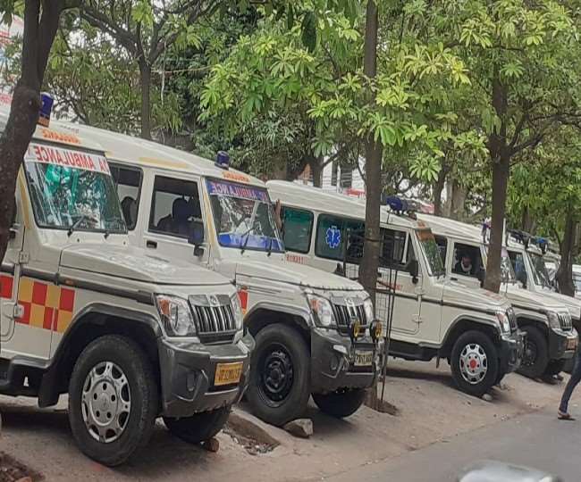 लखनऊ में कोविड मरीजों के लिए बीस मिनट से ज्यादा रोकने पर हर मिनट का पैसा ले रहे एंबुलेंस चालक।