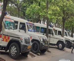 लखनऊ में कोविड मरीजों के लिए बीस मिनट से ज्यादा रोकने पर हर मिनट का पैसा ले रहे एंबुलेंस चालक।