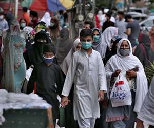 पाक में लाकडाउन से पहले बाजारों में उमड़ी भीड़
