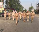लुधियाना के गांव हावड़ा में फ्लैग मार्च निकालती हुई पुलिस।