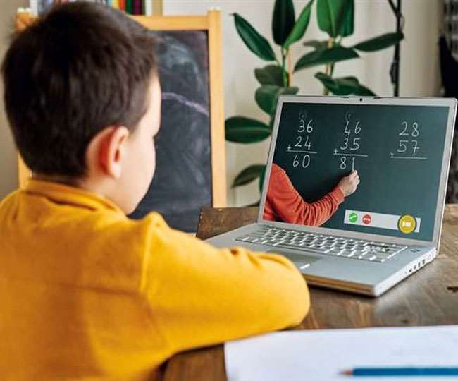 Online Education Benefits, Jharkhand Samachar कोरोना काल में छात्रों के बीच डिजिटल विभाजन हो गया है।