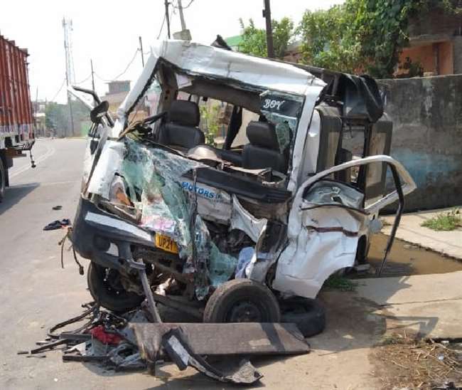 मुरादाबाद में हादसे के बाद क्ष‍त‍िग्रस्‍त टाटा मैज‍िक।