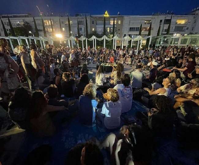 इस दौरान कई लोग नाचते, गाते और झूमते भी नजर आ रहे हैं।