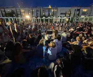 इस दौरान कई लोग नाचते, गाते और झूमते भी नजर आ रहे हैं।