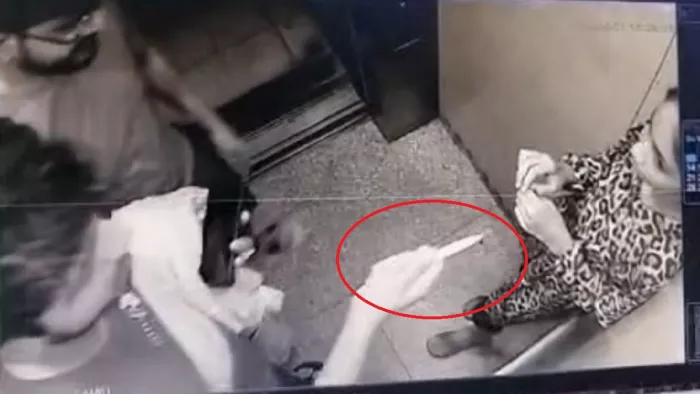 महागुनपुरम सोसाइटी की लिफ्ट में दो युवकों ने दिखाया चाकू, दहशत में बच्ची।