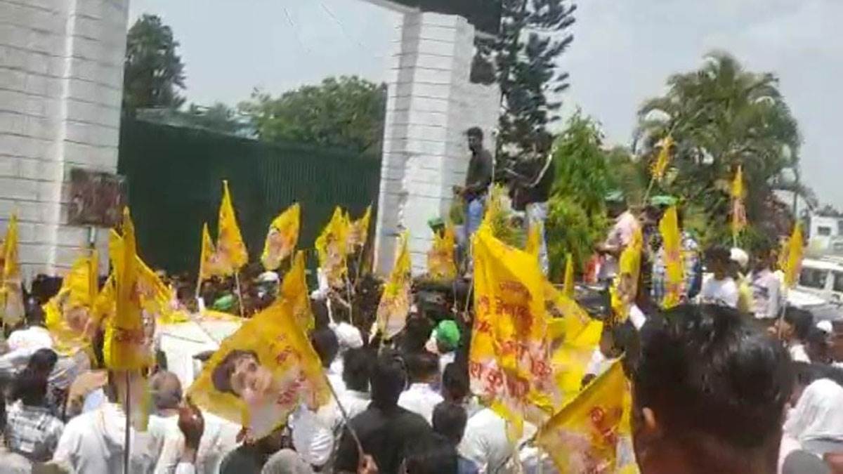 roorkee khanpur mla umesh kumar and his supporters forcefully enter iqbalpur sugar mill