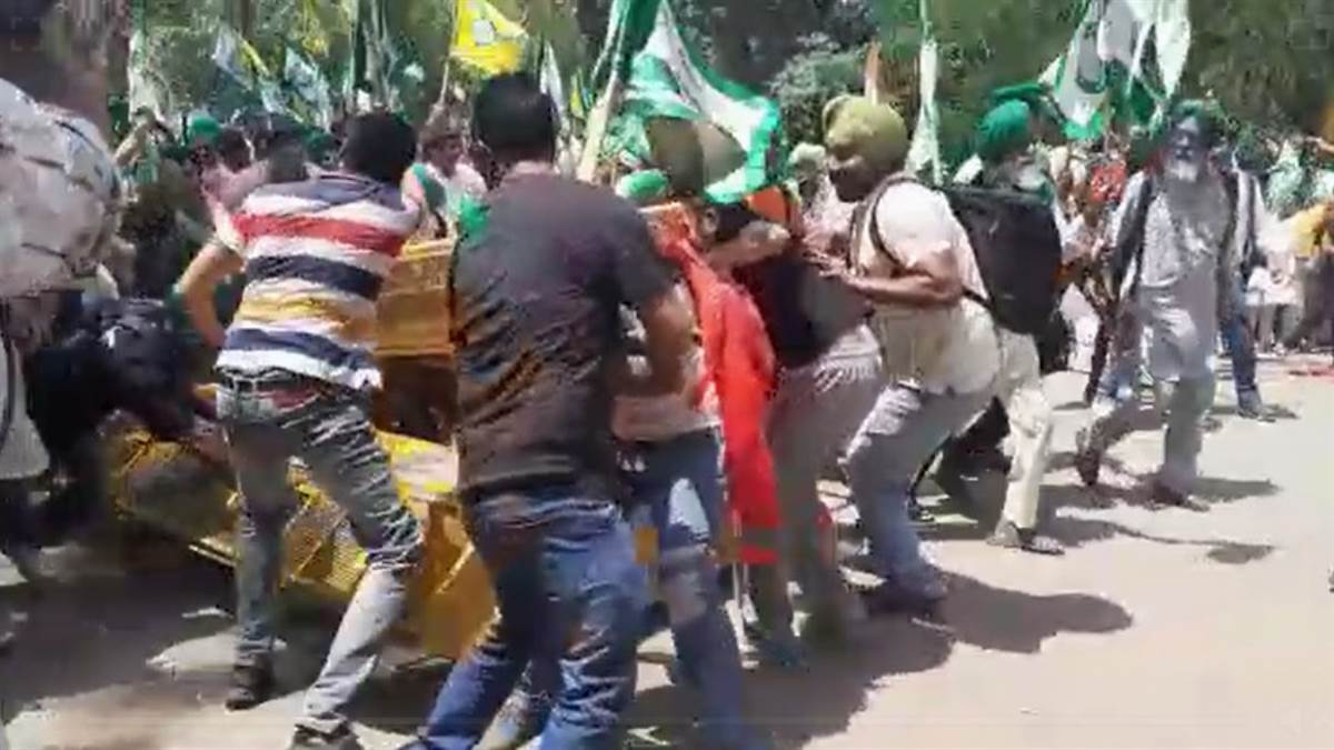 किसानों ने जंतर-मंतर पर किया हंगामा, पुलिस बैरिकेड्स तोड़े-Farmers create ruckus at Jantar Mantar, police break barricades