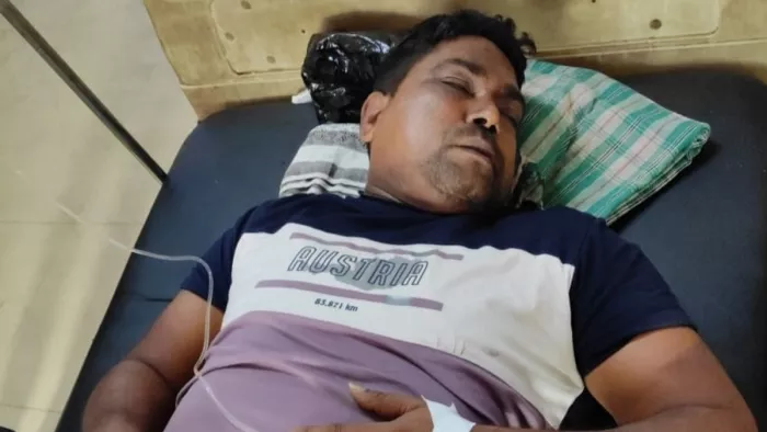 घटना के बाद घायल अजय रजक अस्पताल में इलाज कराते हुए