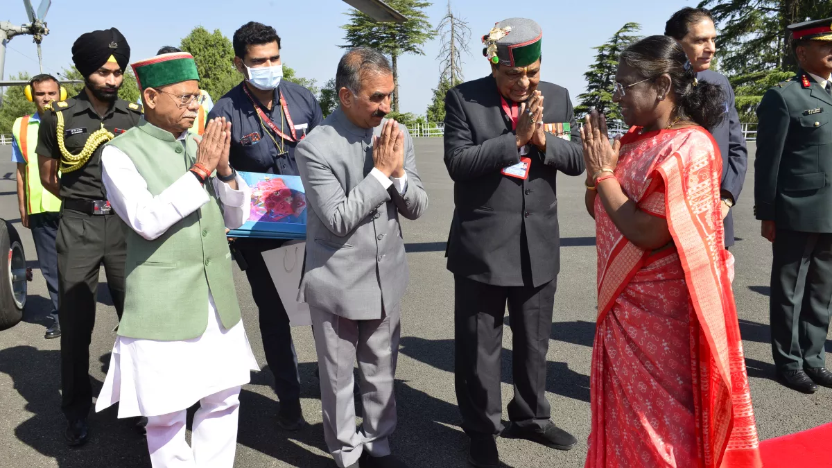 मॉल रोड पर स्थानीय महिलाओं से मिलीं राष्ट्रपति मुर्मू, हाथ पकड़कर बोलीं- आप भाग्यशाली हो जो यहां रहती हो