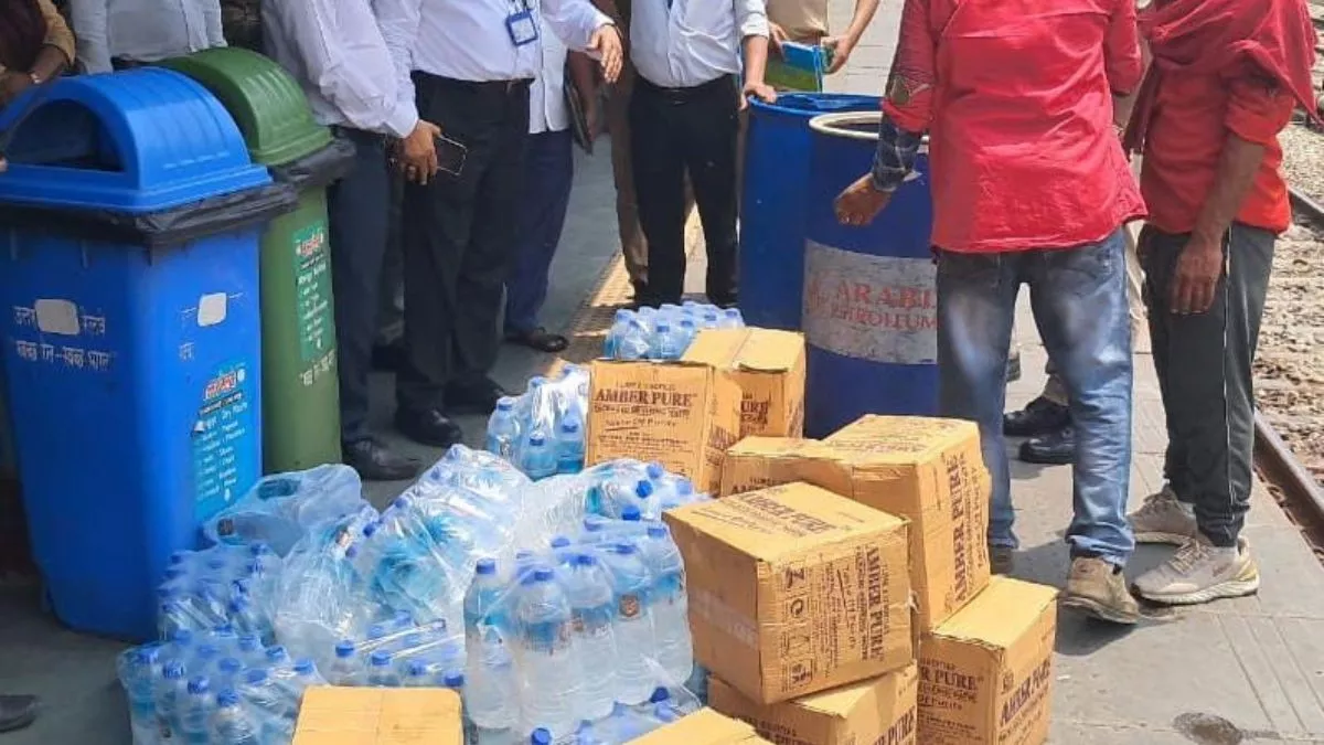 Fake Water Bottles: ब्रांडेड की जगह नल का पानी बेच रहे थे, गंगा सतलज एक्सप्रेस की पैंट्री कार में पकड़ी नकली वॉटर बोतल