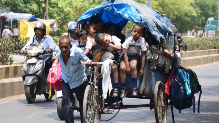 गर्मी से बेहाल नौनिहाल...मई महीनें में पारा 44 पार चल रहा है। गिरीश श्रीवास्तव
