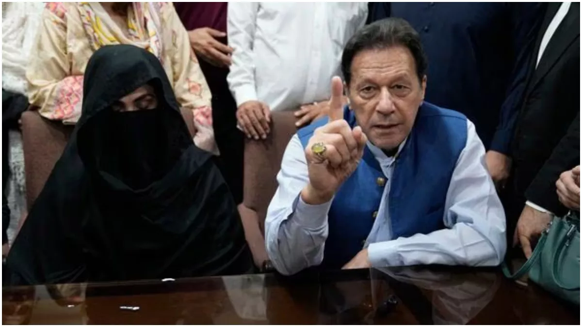 Pakistan: अपने पति इमरान खान के साथ रहेंगी बुशरा बीबी, पाकिस्तान कोर्ट ने अदियाला जेल में शिफ्ट करने का दिया आदेश
