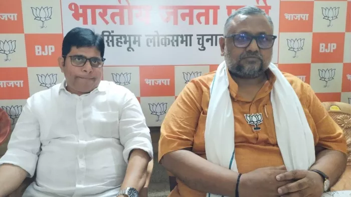 सिंहभूम लोकसभा कार्यालय में प्रेसवार्ता को संबोधित करते राज्यसभा सदस्य प्रदीप वर्मा।