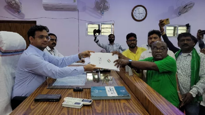 राजमहल सीट से निर्दलीय नामांकन दाखिल करते लोबिन हेम्ब्रम।