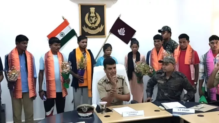 आईजी और एसपी के साथ सरेंडर करने वाले नक्सली (फोटो- जागरण)