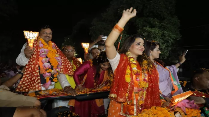 भोजपुरी गायिका अक्षरा सिंह और मोनालिसा के रोड शो में जुटी भीड़