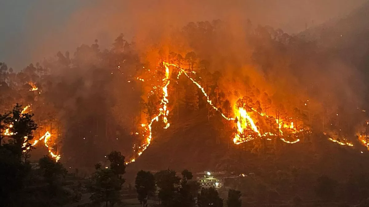 Uttarakhand Forest Fire: पहाड़ों में धुंए के गुबार, 24 घंटे में 68 जगह जले जंगल; अब तक गई पांच लोगों की जान