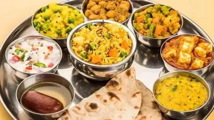 रिपोर्ट में कहा गया कि ब्रायलर की कीमत में 12 प्रतिशत की गिरावट के चलते मांसाहारी थाली सस्ती हुई है।