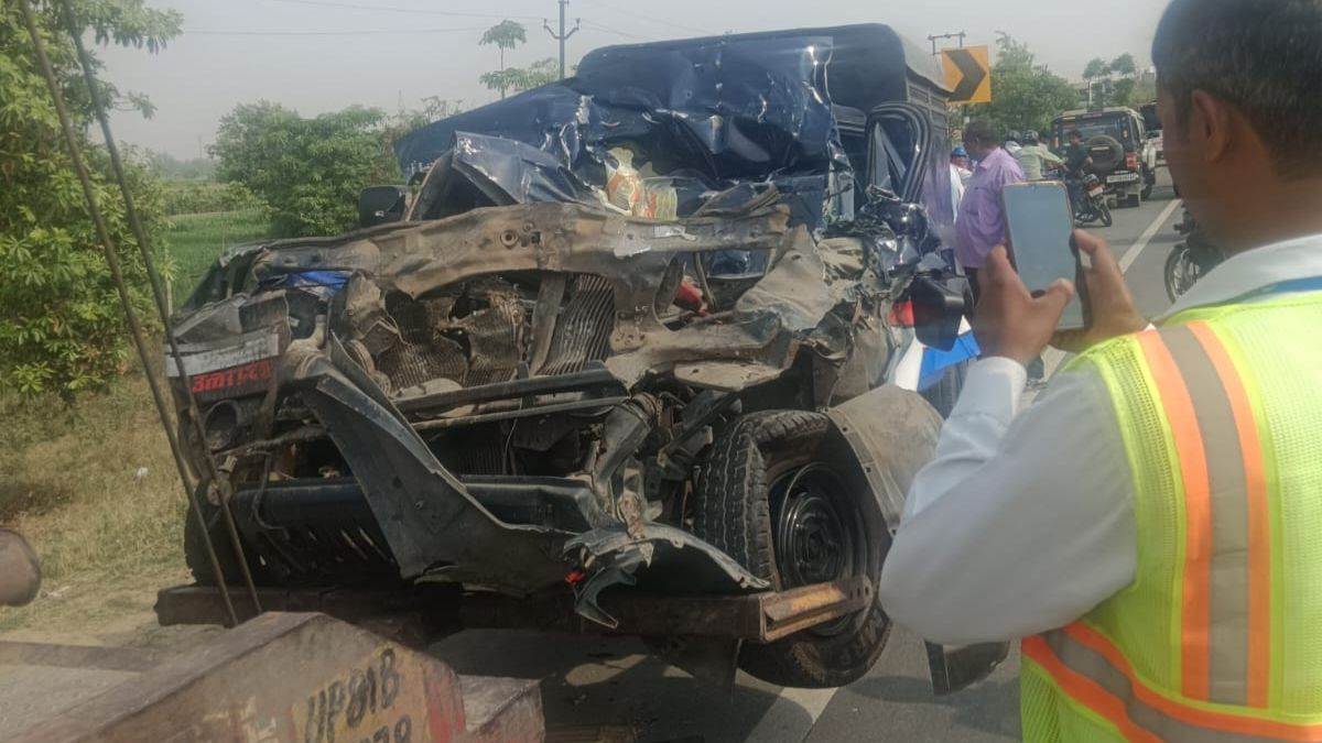 horrible road accident in aligarh police prisoner vehicle collides with container five people including four policemen died