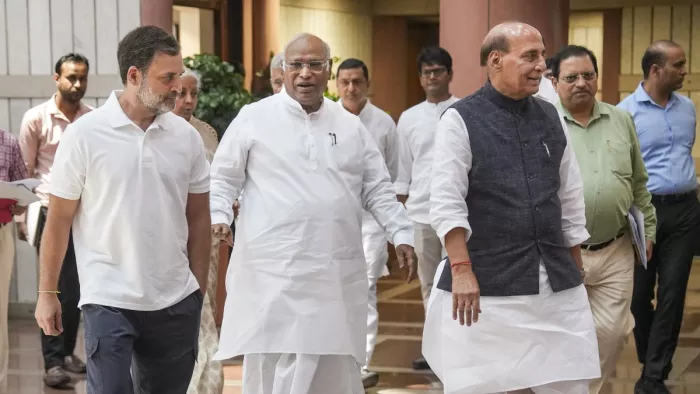 राजनाथ सिंह ने सर्वदलीय बैठक की अध्यक्षता की (फोटो सोर्स- सोशल मीडिया)