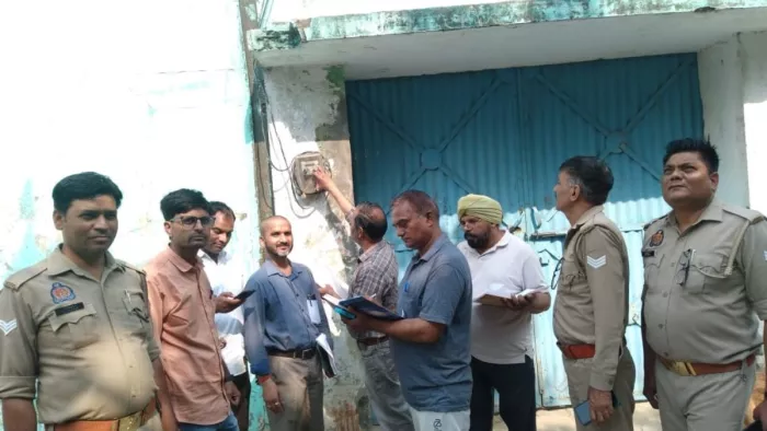 बड़ौत की पट्टी चौधरान में छापेमारी करती ऊर्जा निगंम की टीम। सौ- कर्मचारी