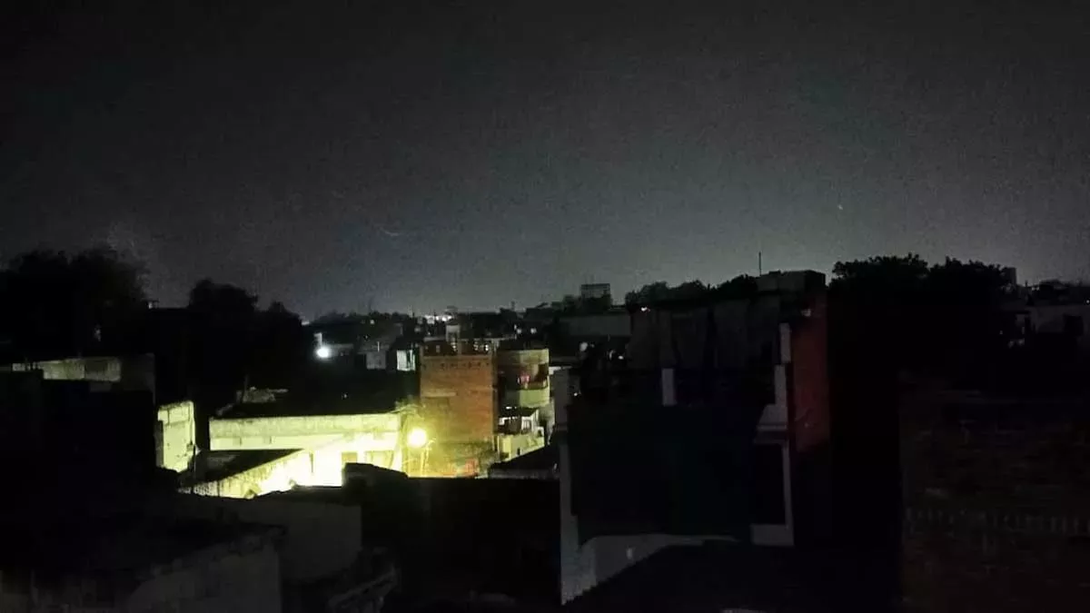 भारत-पाकिस्तान के बीच शुरू हुए युद्ध के बाद अलर्ट पर आगरा का ब‍िजली व‍िभाग, आदेश मिलते ही दो मिनट के अंदर अंधेरे में डूब जाएगा शहर