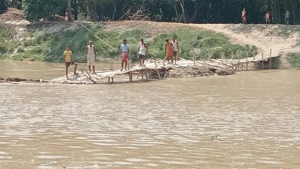 Darbhanga News: कमला नदी का जलस्तर बढ़ने से भेरीयारही में चचरी पुल बहा, 200 परिवार प्रभावित