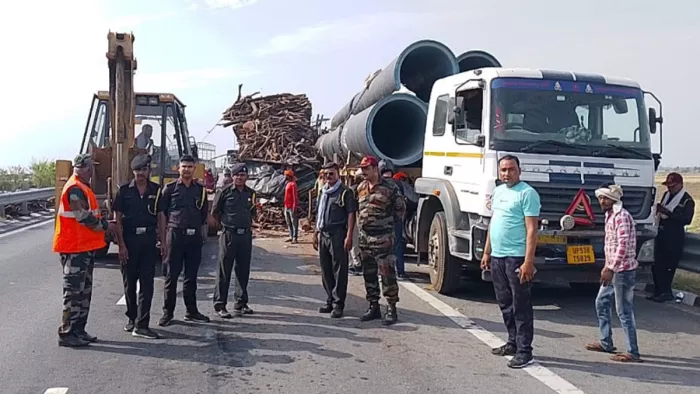 Bundelkhand Expressway Accident: एक्सप्रेसवे पर रोड किनारे खड़े ट्राला से भिड़ा ट्रक. Jagran