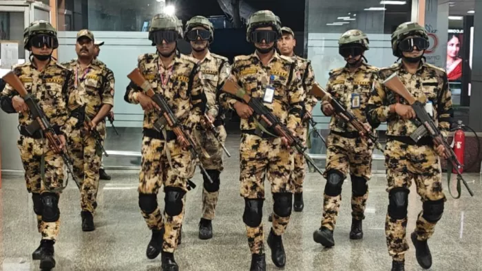 मॉक ड्रिल के दौरान बंदूकधारी जवान पूरी मुस्तैद नजर आए। - एयरपोर्ट प्रशासन