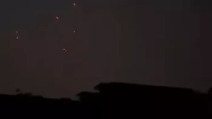 भारतीय वायु रक्षा की S-400 प्रणाली ने जम्मू पर पाकिस्तानी मिसाइल हमले को नाकाम किया।